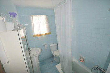 2 værelses lejlighed i Fuengirola til salg bathroom